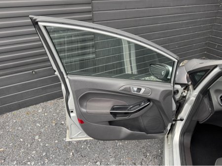 2014 Ford Fiesta - thumbnail 18