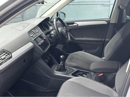 2020 Volkswagen Tiguan CL 2.0 TDI MANUAL 6SPEED FWD 150HP 5DR €24,950 thumbnail