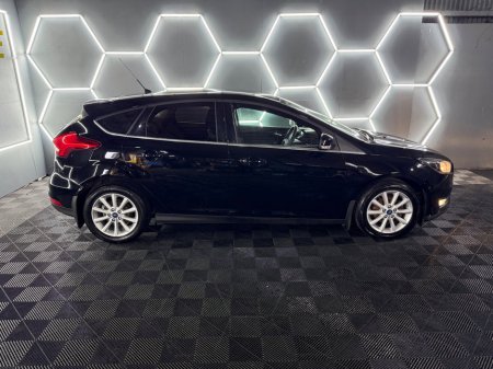 2017 Ford Focus - thumbnail 6