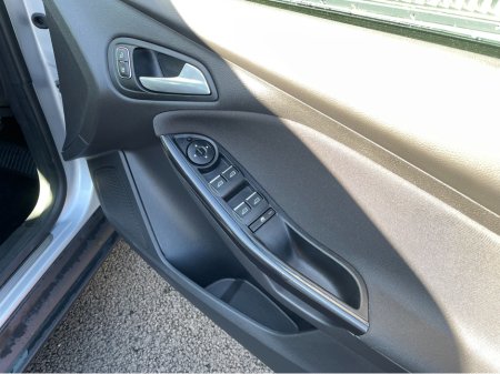 2017 Ford Focus - thumbnail 19