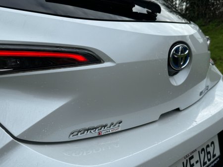 2022 Toyota Corolla 1.8 Hybrid Luna Sport Hatchback €26,950 thumbnail