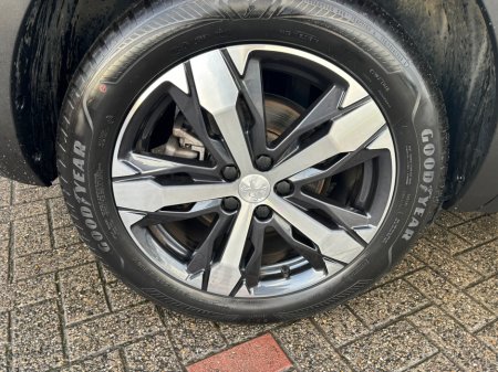 2025 Peugeot 5008  €48,950