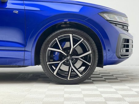 2025 Volkswagen Touareg R V6 3.0 TSI PHEV 462HP €89,990 thumbnail