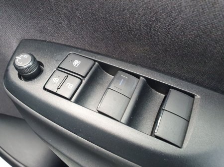 2023 Toyota Yaris Cross 1.5 HYBRID CR CROSS LUNA thumbnail