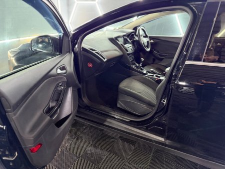 2017 Ford Focus - thumbnail 17