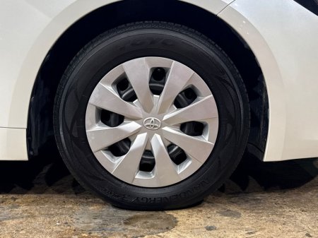 2020 Toyota Corolla 1.8 HYBRID - MULTI FUNCTION STEERING WHEEL - CRUISE CONTROL - LANE KEEP ASSIST - HEATING / AC CONTROLS - REVERSE CAMERA - ELECTRIC WINDOWS €20,950 thumbnail