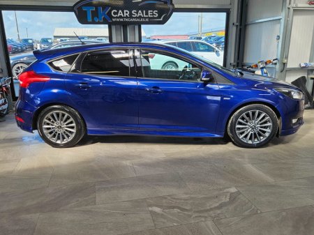 2018 Ford Focus - thumbnail 2