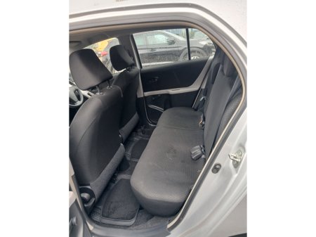 2011 Toyota Yaris - thumbnail 13