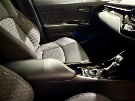 2023 Toyota C-HR HYBRID SPORT 4DR AUTO €29,500 thumbnail