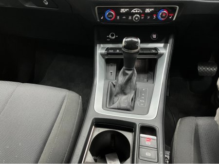 2020 Audi Q3 €30950! 2020 AUDI Q3 35TDI QUATTRO ADVANCED 2.0 AUTOMATIC / CRUISE CONTROL / 360° PARKING CAMERA / ELECTRIC HEATED SEATS / PADDLE SHIFTERS / APPLE CARPLAY €30,950 thumbnail