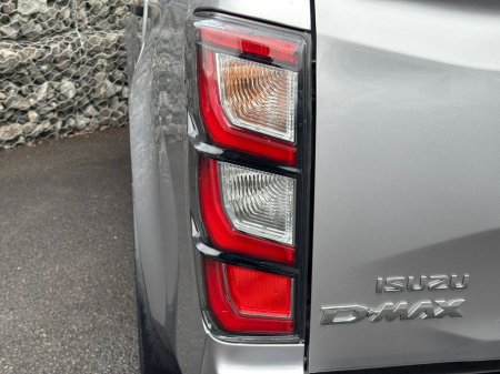 2025 Isuzu D-MAX V-CROSS AUTO DCB €49,789 thumbnail
