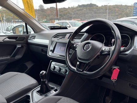 2017 Volkswagen Tiguan - thumbnail 5