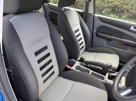 2010 Ford Focus - thumbnail 14