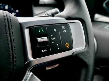 2025 Land Rover Discovery  €138,950 thumbnail