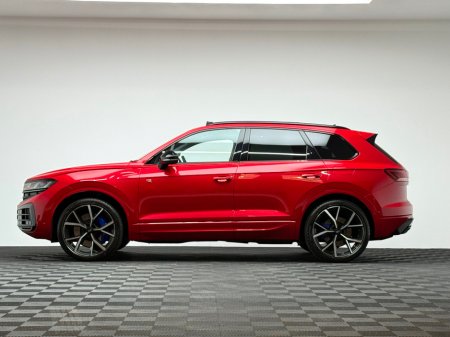 2025 Volkswagen Touareg - view 4