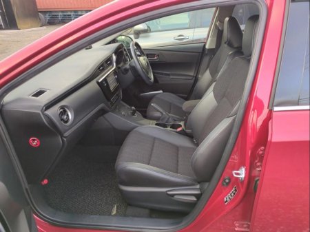 2017 Toyota Auris - thumbnail 3