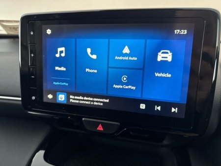 2025 Toyota Yaris Cross Luna Hybrid *Pearl White* €30,950 thumbnail