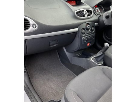 2010 Renault Clio 3 1.2 16V ROYALE ECO// €4,950 thumbnail