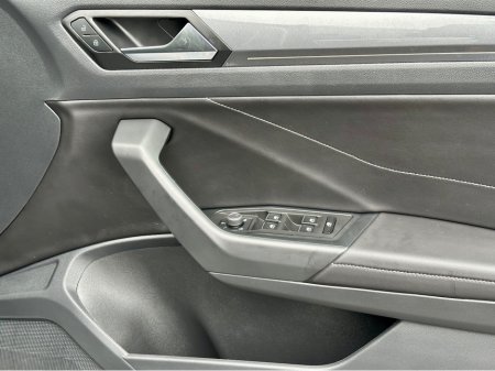 2023 Volkswagen T-Roc ++JUST 6K KML++ STYLE 1.5 TSI D7F 150HP €34,950 thumbnail