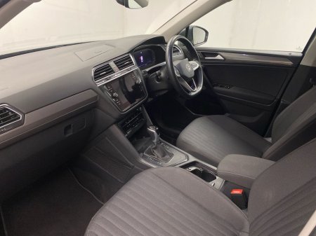 2024 Volkswagen Tiguan - thumbnail 2