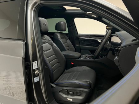 2025 Volkswagen Touareg R V6 3.0 TSI PHEV 462HP €89,990 thumbnail