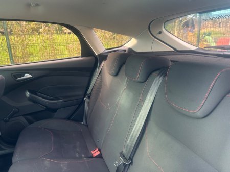 2016 Ford Focus - thumbnail 13