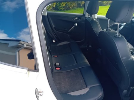 2019 Peugeot 2008 - thumbnail 2