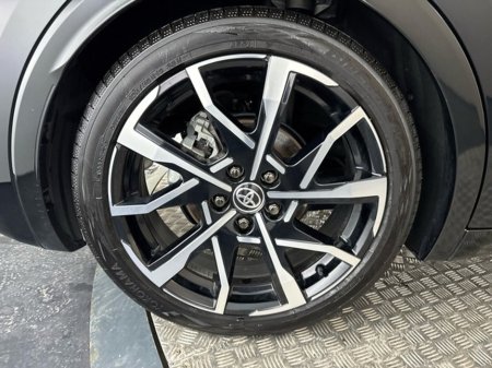 2025 Toyota Prius PLUG-IN HYBRID €37,950 thumbnail