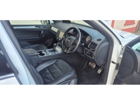 2016 Volkswagen Touareg 3.0 TDI R-LINE BLUEMOTION 258 5DR A V6 €18,659 thumbnail