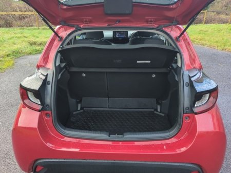 2022 Toyota Yaris FRESH SELECTION OF TRADE-INS YARIS HYBRID LUNA 4DR AUTO €19,500 thumbnail