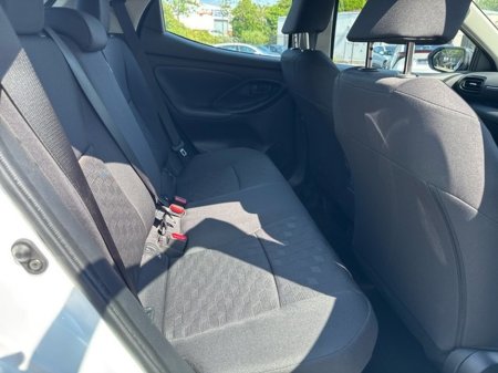 2025 Toyota Yaris HYBRID LUNA + CARBON PACK // REAR CAMERA // TOYOTA SAFETY SENSE // BLUETOOTH // AIR CON // FULL WARRANTY €26,445 thumbnail