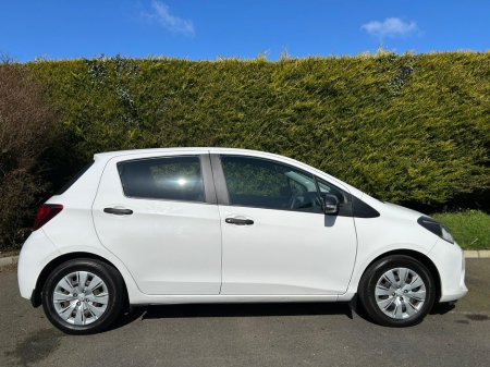 2016 Toyota Yaris - thumbnail 2