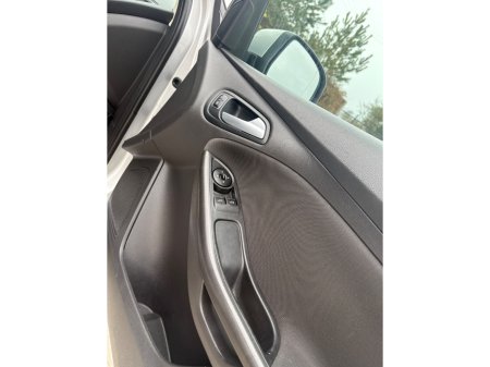 2016 Ford Focus - thumbnail 12