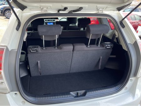 2016 Toyota Prius Alpha - thumbnail 8