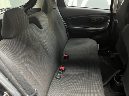 2018 Toyota Vitz - thumbnail 10