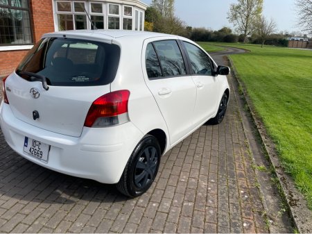 2010 Toyota Yaris - thumbnail 4