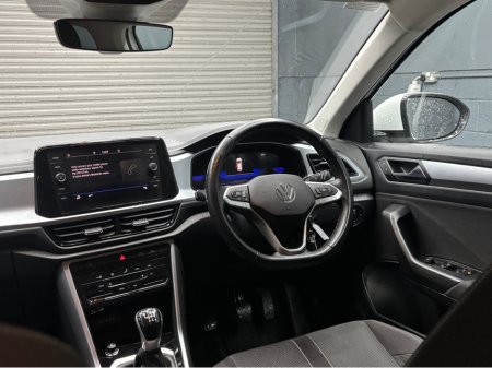 2024 Volkswagen T-Roc LIFE 2.0 TDI MANUAL 6SPEED FWD 116HP 5 €29,950 thumbnail