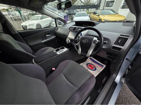 2013 Toyota Prius Alpha - thumbnail 7