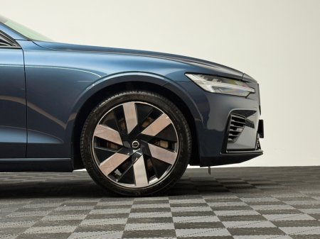 2025 Volvo V60 PLUS T6 2.0 PHEV AWD 350HP €54,990 thumbnail