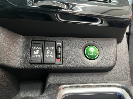 2017 Honda Stepwagon - thumbnail 11