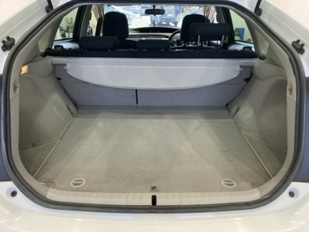 2015 Toyota Prius - thumbnail 3