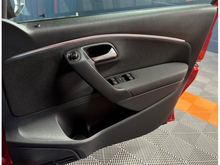 2016 Volkswagen Polo - thumbnail 35