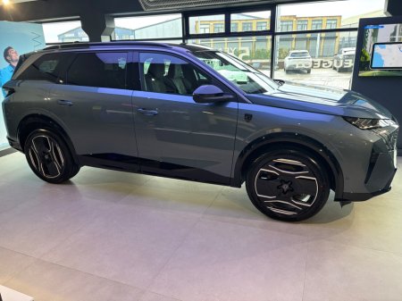 2026 Peugeot 5008 BEV 73kwh 210hp GT Exclusive €61,000 thumbnail