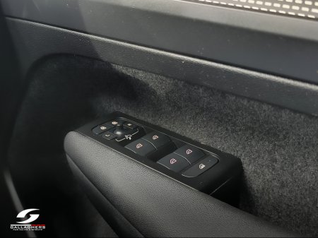 2022 Volvo XC40 (221) R-DESIGN T4 RECHARGE AUTO €33,995 thumbnail