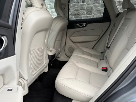 2021 Volvo XC60 2.0D MOMENTUM 5DR AUTO €38,950 thumbnail