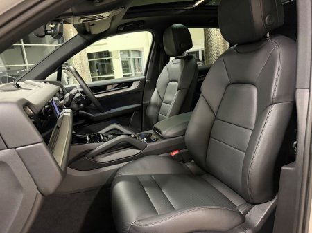 2025 Porsche Cayenne 3.0 V6 E-HYBRID=LOW MILES//HUGE SPEC//AS NEW=2 YEAR WARRANTY=TAILORED FINANCE PACKAGES AVAILABLE=TRADE IN'S WELCOME €114,995 thumbnail