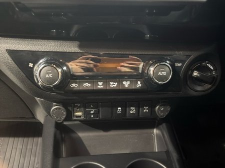 2020 Toyota Hilux DCAB INVINCIBLE AUTO €40,500 thumbnail