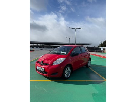 2010 Toyota Yaris - thumbnail 3