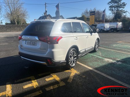 2016 Mitsubishi Outlander - thumbnail 3