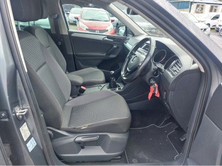 2017 Volkswagen Tiguan - thumbnail 4